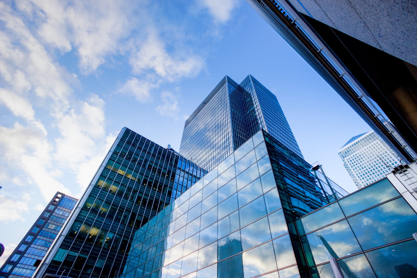 Tours de bureaux en verre d'un quartier d'affaires vues depuis la rue