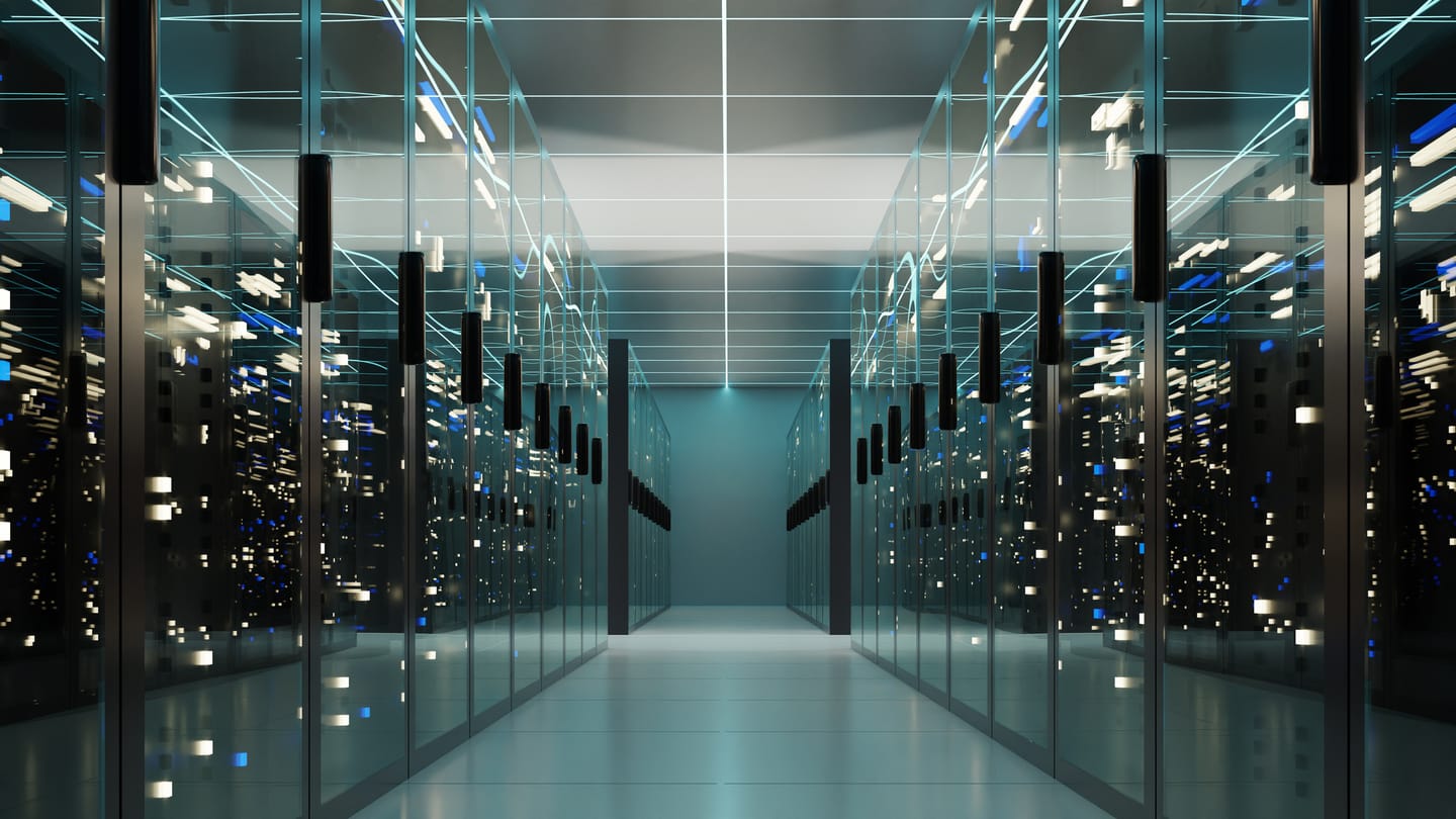 Serverskåp i rader längs en gång i ett datacenter